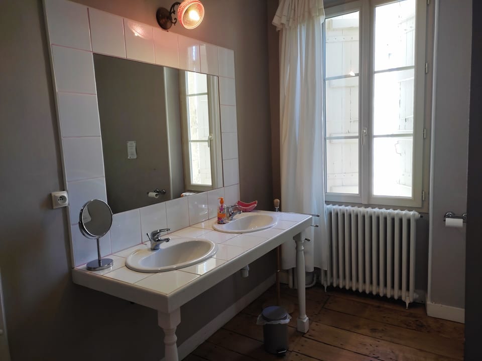 Family Suite (Caline) | Bathroom | Shower, free toiletries, hair dryer, towels