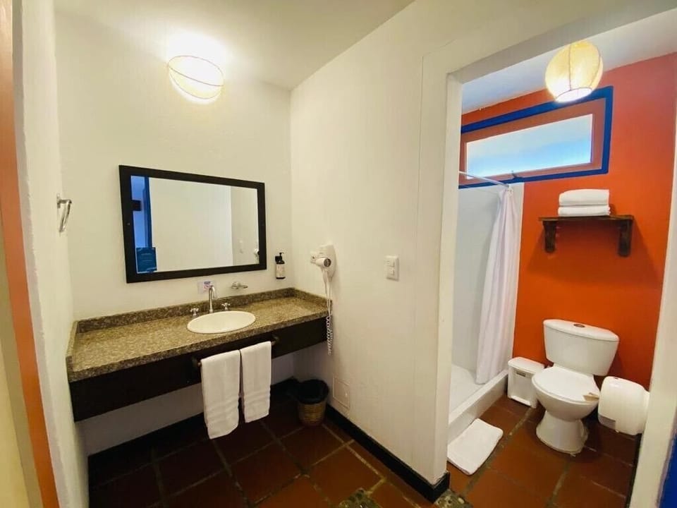 Standard Room | Bathroom | Shower, free toiletries, hair dryer, towels