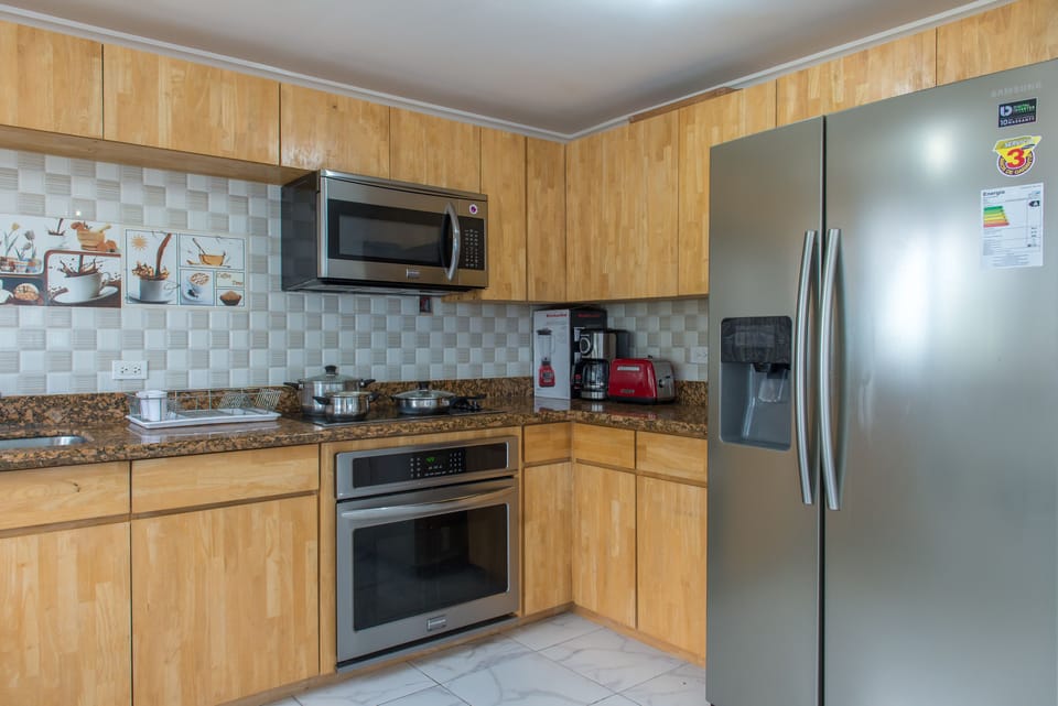 Room | Private kitchen | Full-size fridge, microwave, oven, stovetop