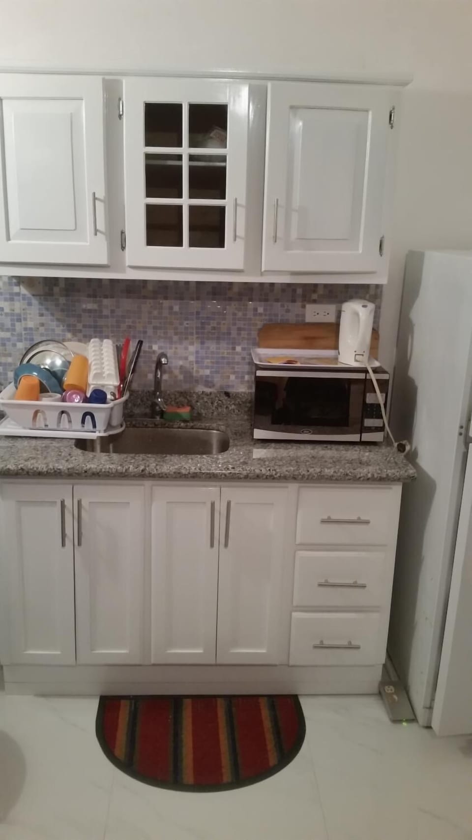 Full-size fridge, microwave, oven, stovetop