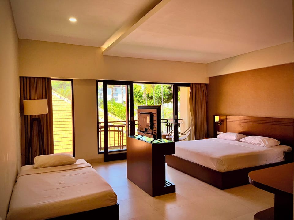 Deluxe Premier Room with Triple Bed | In-room safe, desk, free cribs/infant beds, rollaway beds