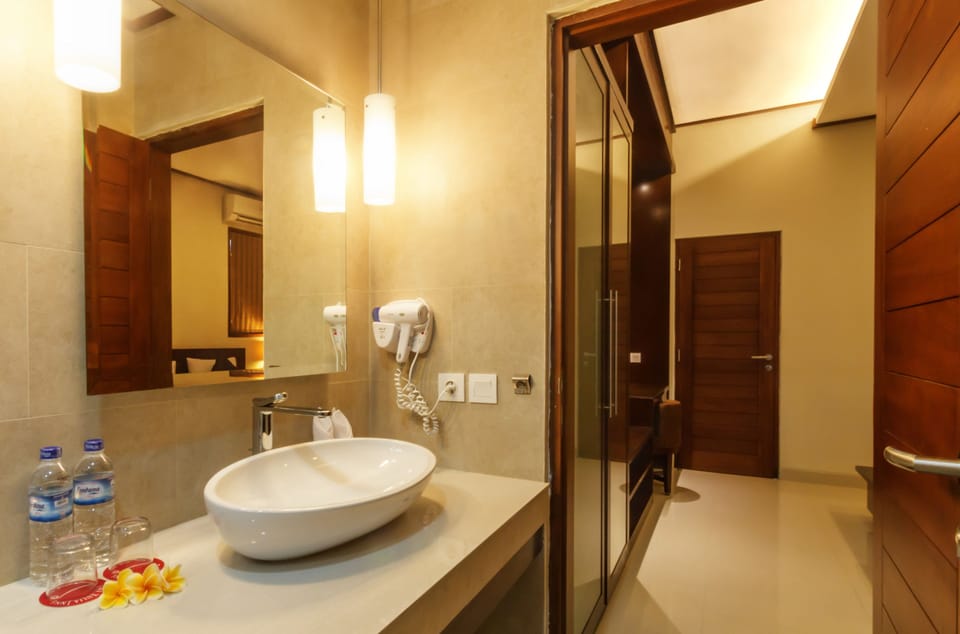 Deluxe Premier Interconnecting Room with Pool View | Bathroom sink
