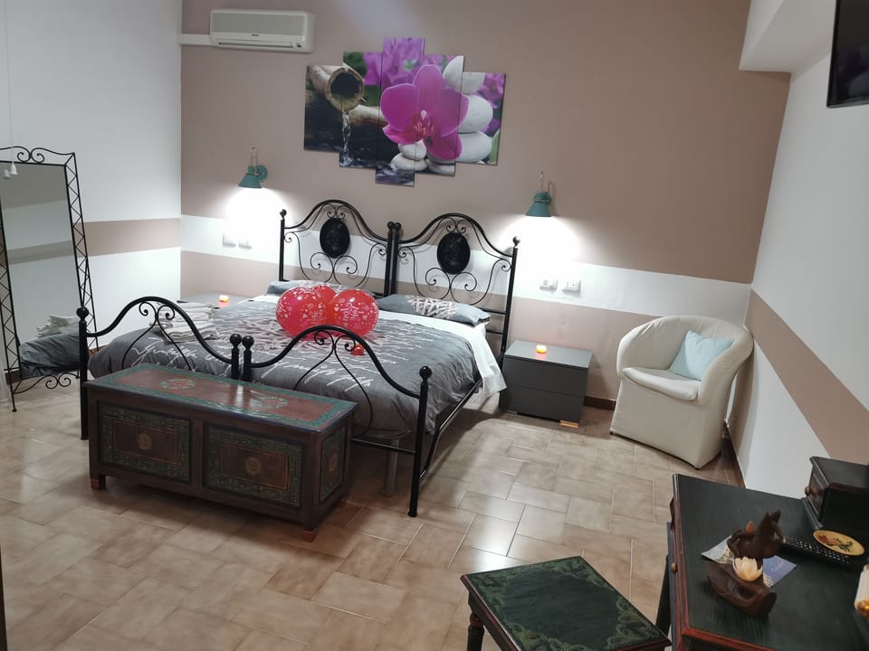 Triple Room, Non Smoking, Private Bathroom (Primula) | In-room safe, desk, free WiFi, bed sheets