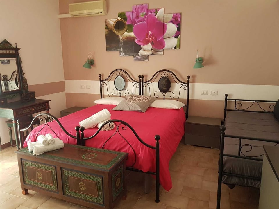 Triple Room, Non Smoking, Private Bathroom (Primula) | In-room safe, desk, free WiFi, bed sheets