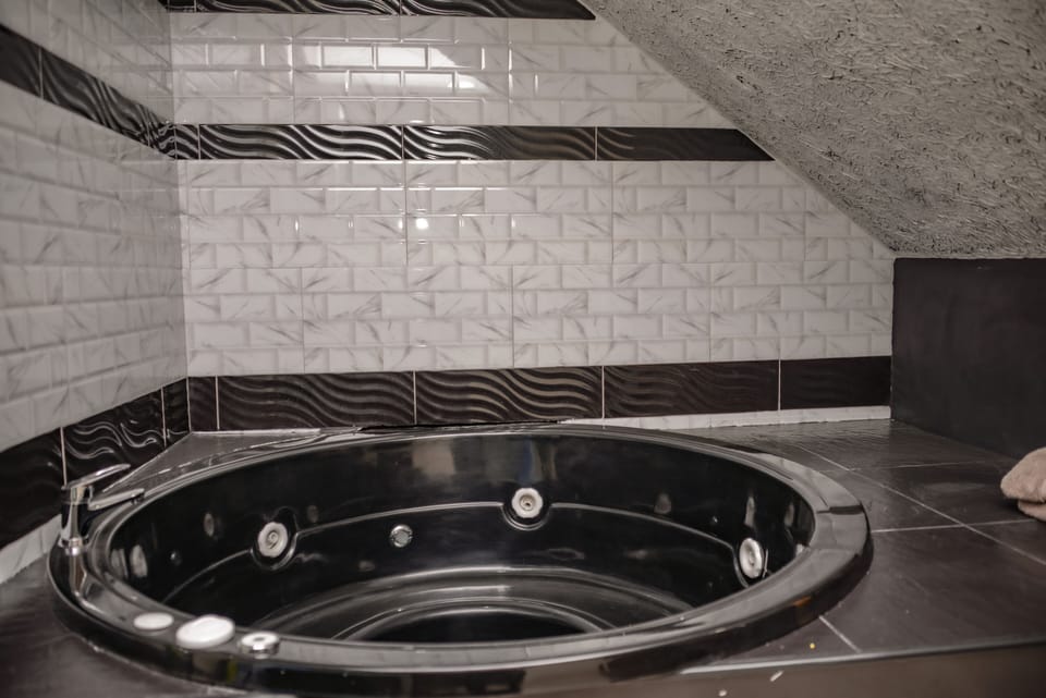 Apartment, 2 Bedrooms (101) | Jetted tub