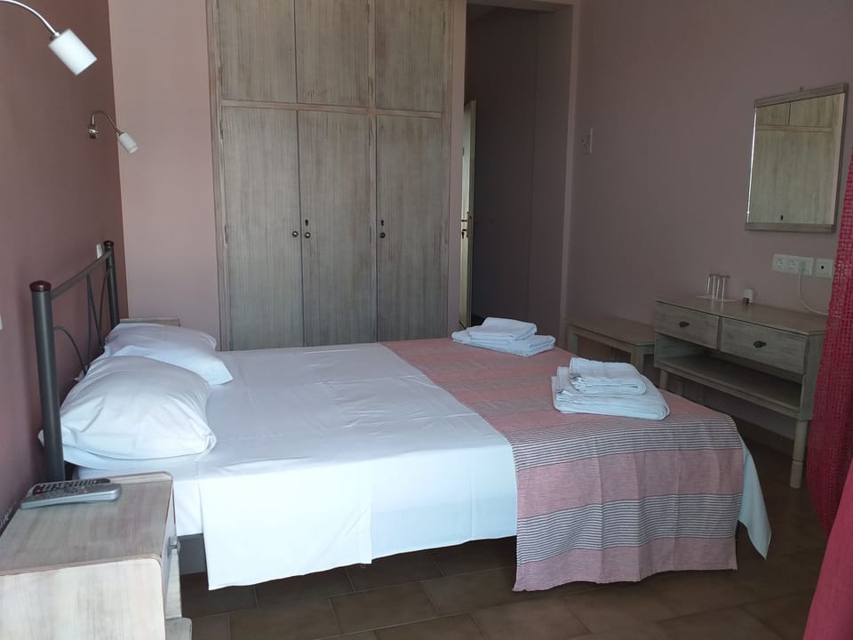 Double Room, Balcony, Partial Sea View | Soundproofing, cribs (free), WiFi (free), bed sheets