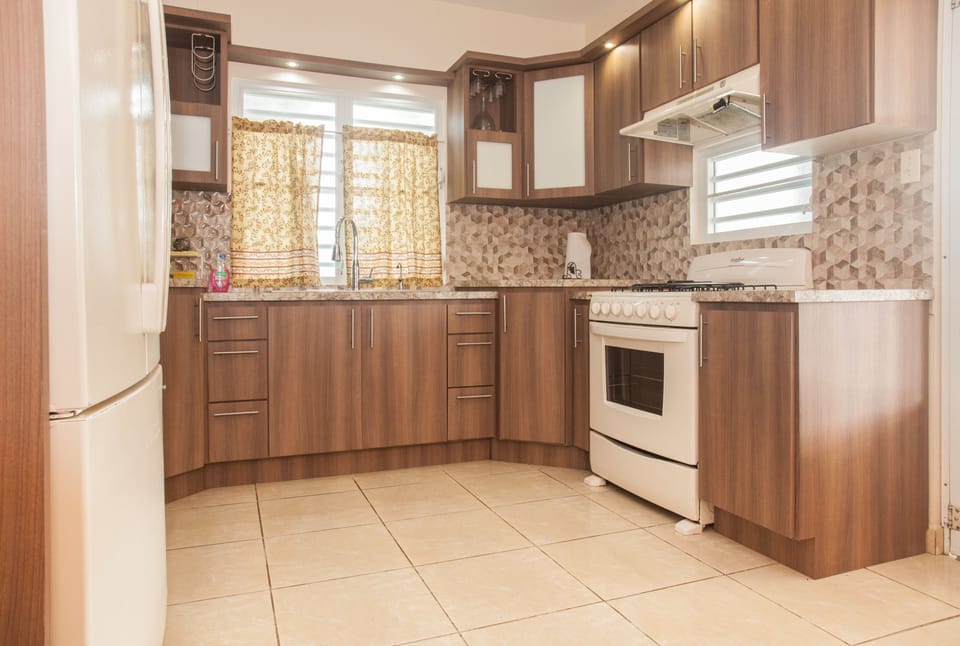 House, 3 Bedrooms | Private kitchen | Full-size fridge, microwave, oven, stovetop