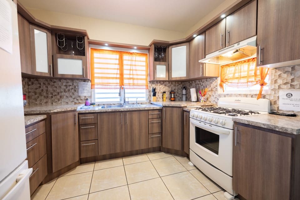 House, 3 Bedrooms | Private kitchen | Full-size fridge, microwave, oven, stovetop