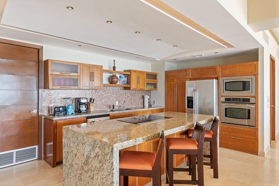 Condo | Private kitchen | Full-size fridge, microwave, oven, stovetop