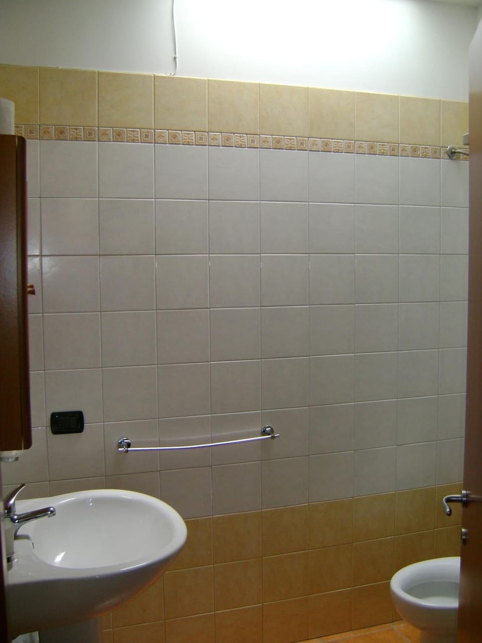 Shower, rainfall showerhead, free toiletries, hair dryer