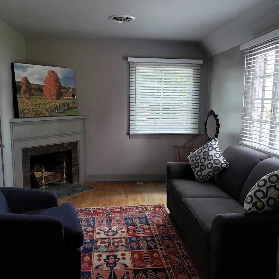 Signature Studio Suite | Living room | Flat-screen TV