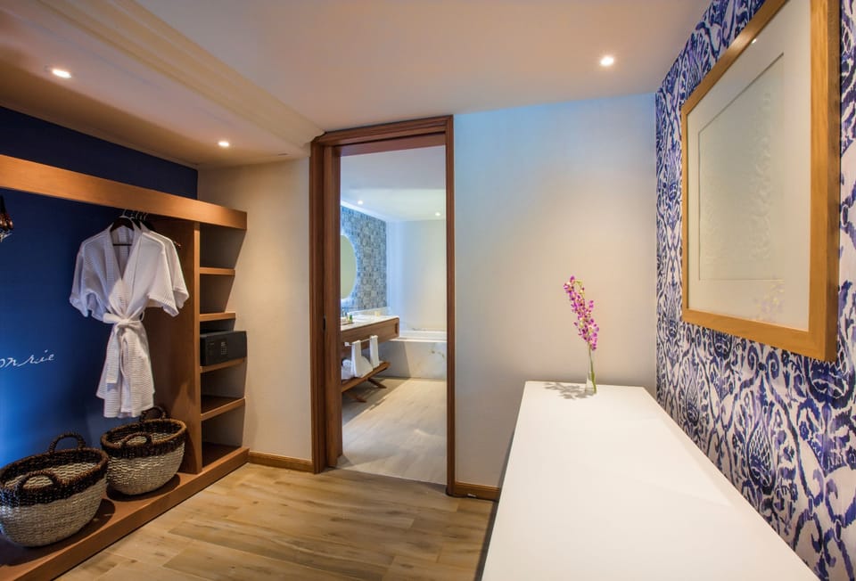 Shower, free toiletries, towels