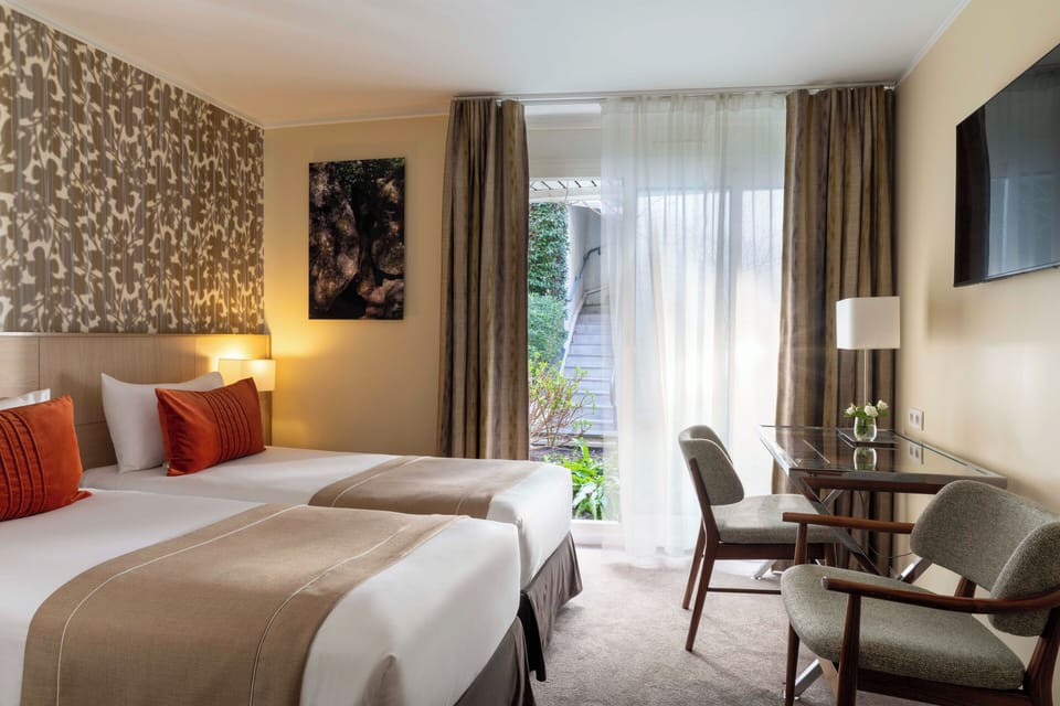 Comfort Twin Room | Minibar, in-room safe, desk, laptop workspace