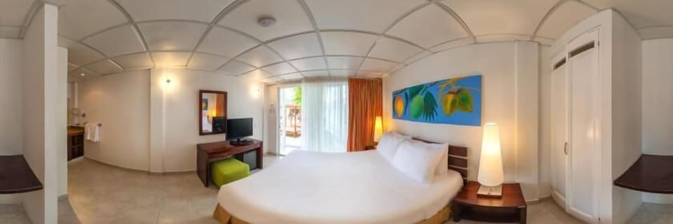 Hypo-allergenic bedding, minibar, in-room safe, desk