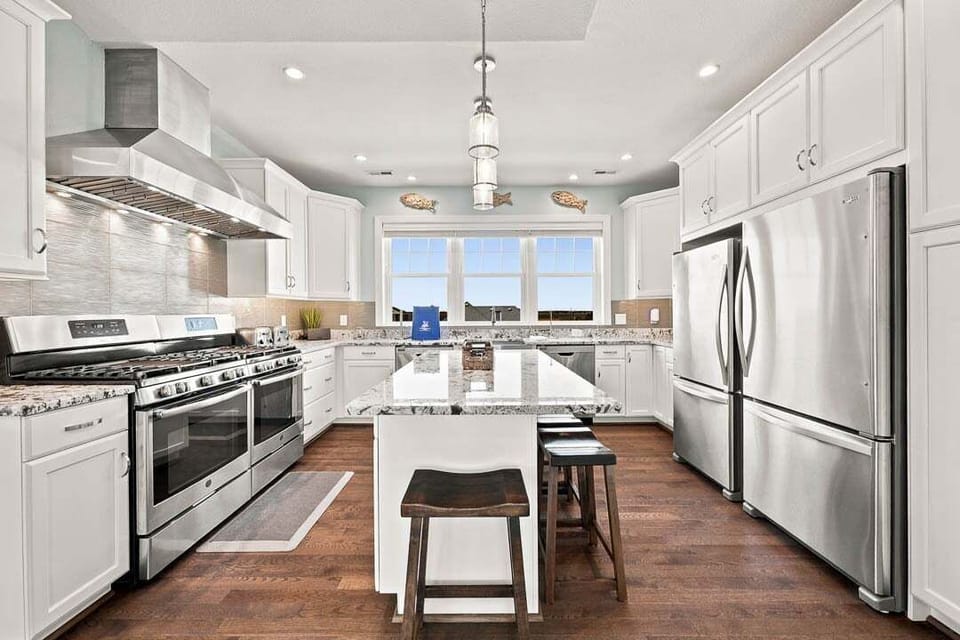 Top-Level Kitchen with Bar (seats 4)