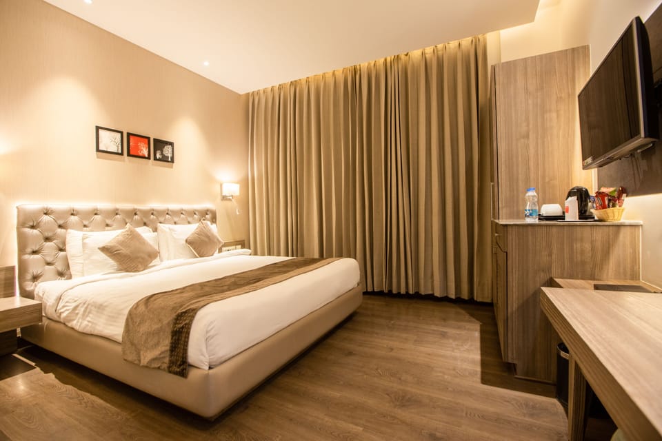 Deluxe Room, 1 King Bed | Minibar, in-room safe, desk, rollaway beds