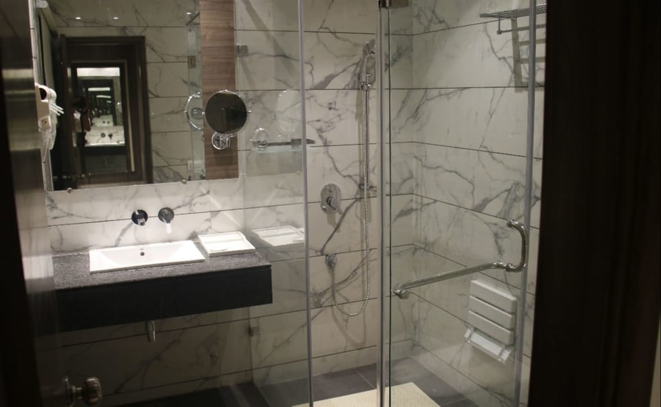 Shower, free toiletries, towels