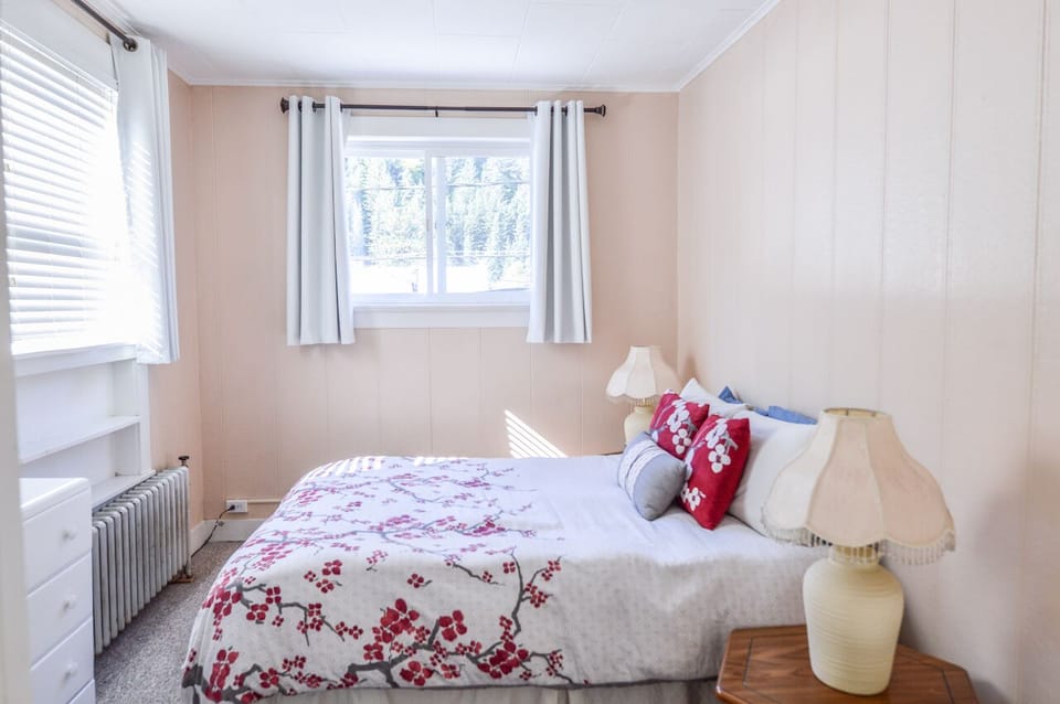 Queen bed in sleeping area