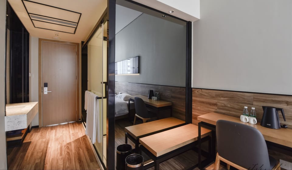 Business Double Room | Living area | TV