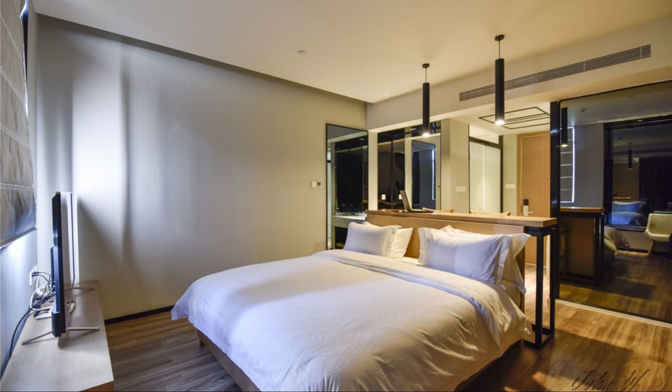 Business Double Room | Blackout drapes, free WiFi, bed sheets