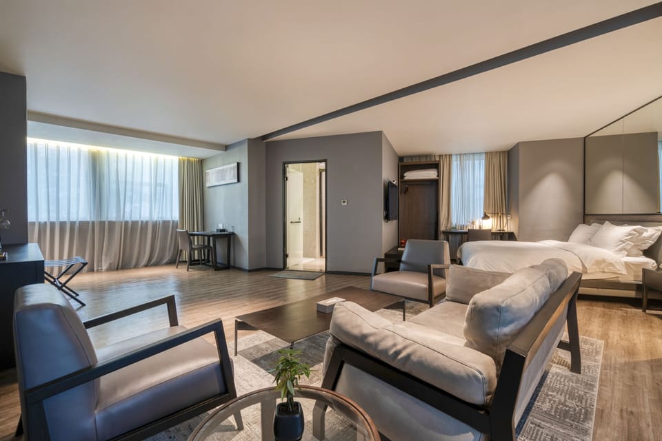 Business Suite | Desk, blackout drapes, free WiFi