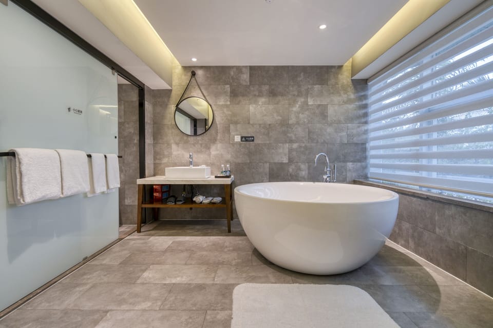 Deluxe Double Room | Deep soaking bathtub