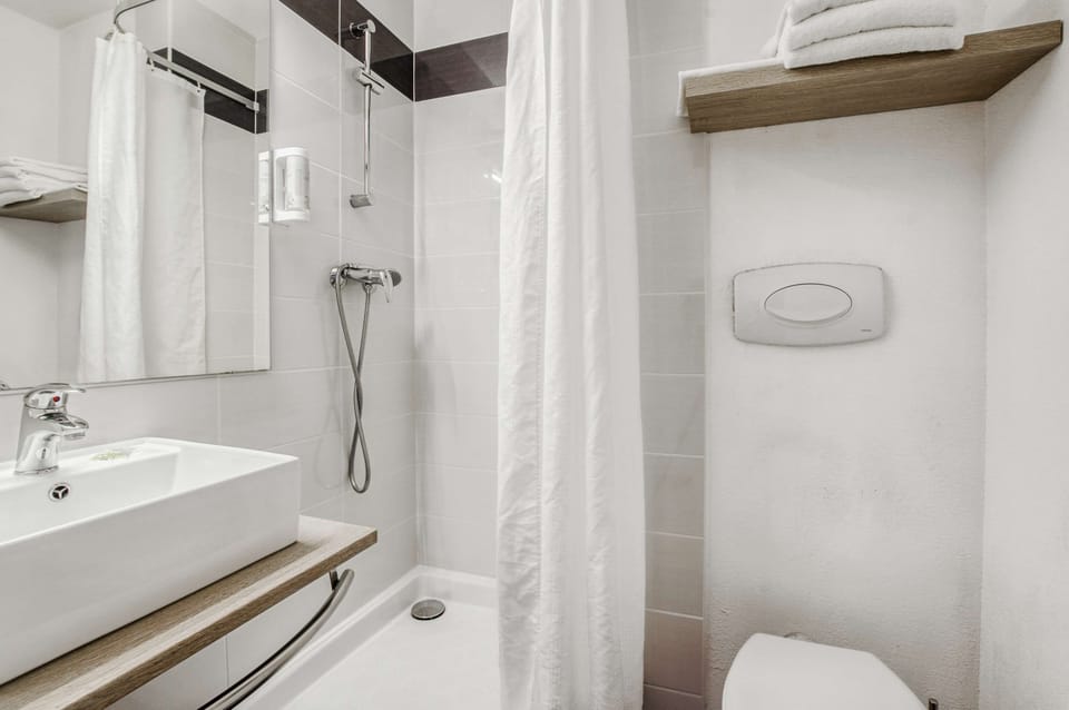 Shower, towels