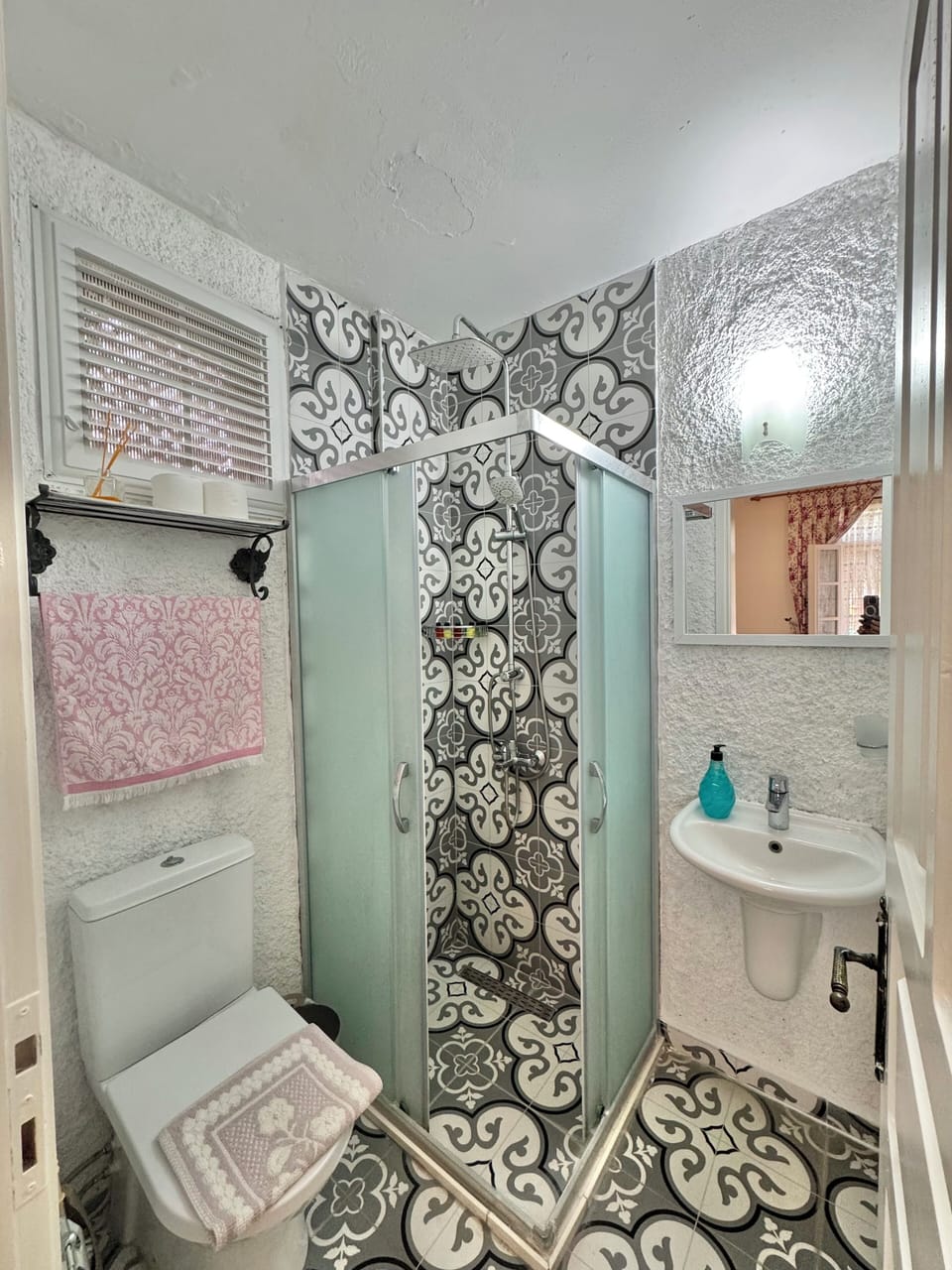 Standard Room | Bathroom | Shower, free toiletries, hair dryer, towels