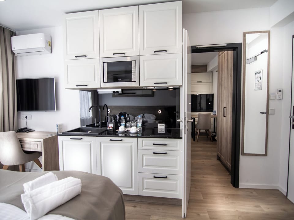 2 bedrooms, hypo-allergenic bedding, in-room safe