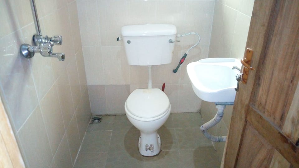 Elite Room | Bathroom | Shower, rainfall showerhead, free toiletries