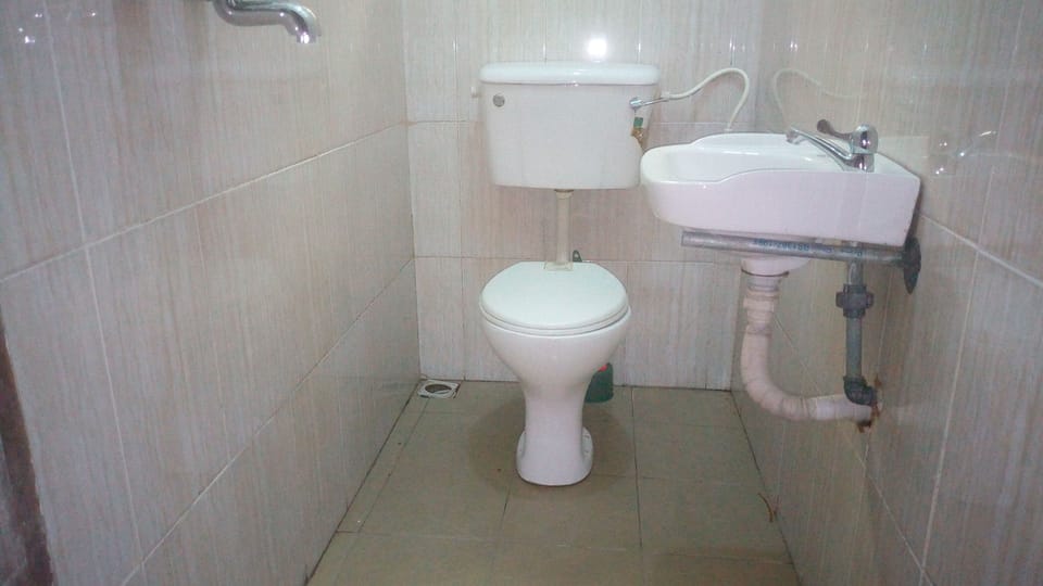 Deluxe Room | Bathroom | Shower, rainfall showerhead, free toiletries