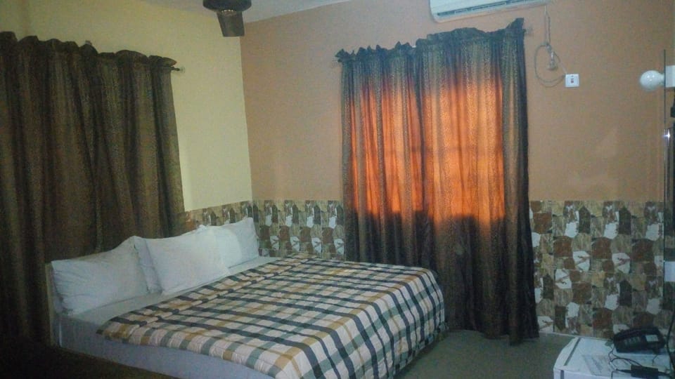 Deluxe Room | Desk