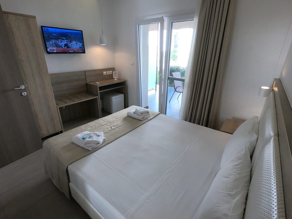 Design Suite, 2 Bedrooms, Garden View, Garden Area | Living area | Flat-screen TV