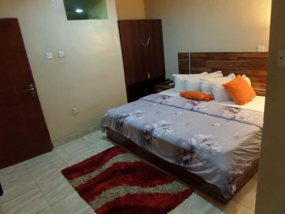 Suite, 1 Queen Bed, Non Smoking | Desk, laptop workspace, free WiFi, bed sheets