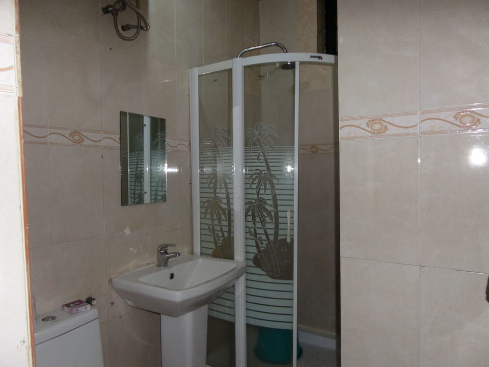 Executive Room, 1 Double Bed, Non Smoking | Bathroom | Shower, towels