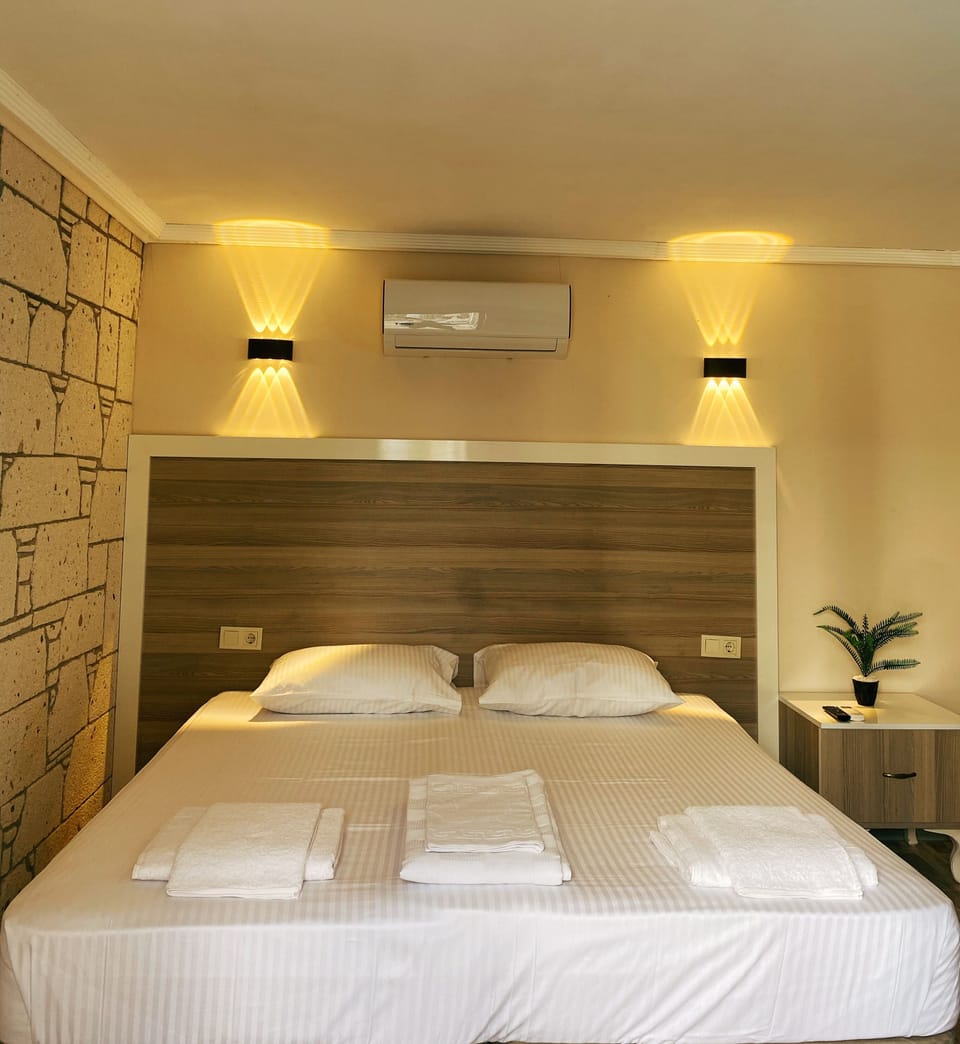 Deluxe Room | Free minibar items, individually decorated, desk, laptop workspace