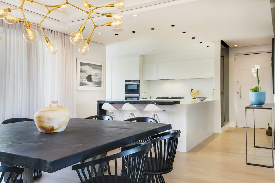 Full-size fridge, microwave, oven, stovetop