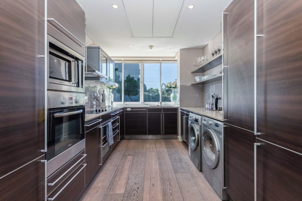 Full-size fridge, microwave, oven, stovetop