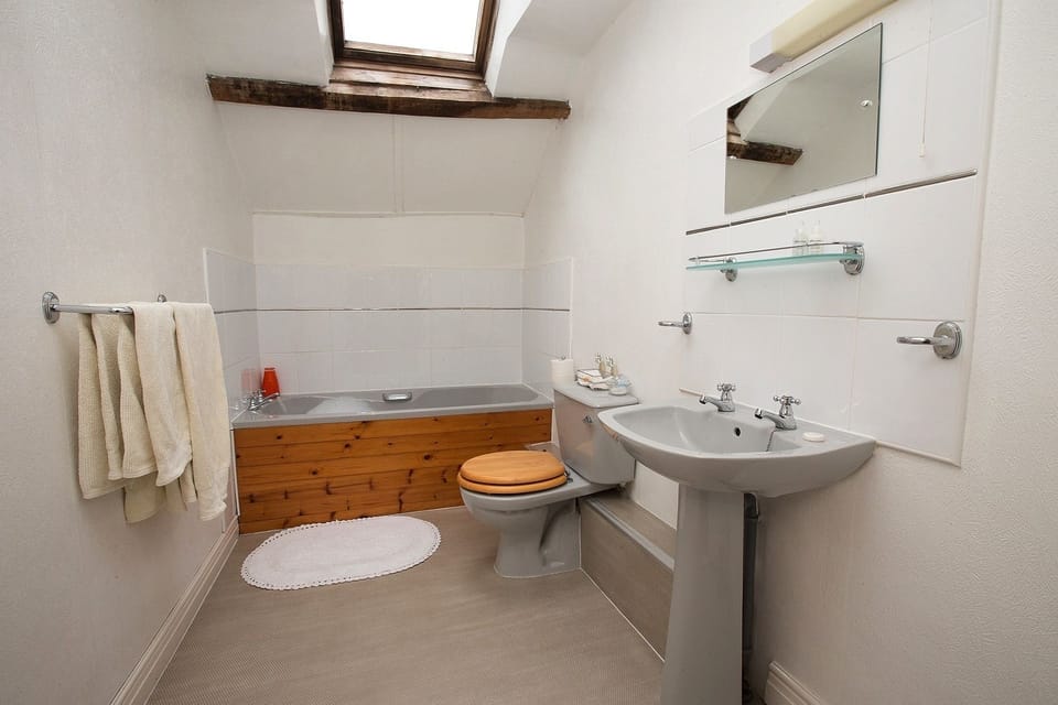 Family Room | Bathroom | Eco-friendly toiletries, hair dryer, bathrobes, towels