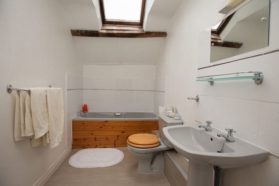 Family Room | Bathroom | Eco-friendly toiletries, hair dryer, bathrobes, towels