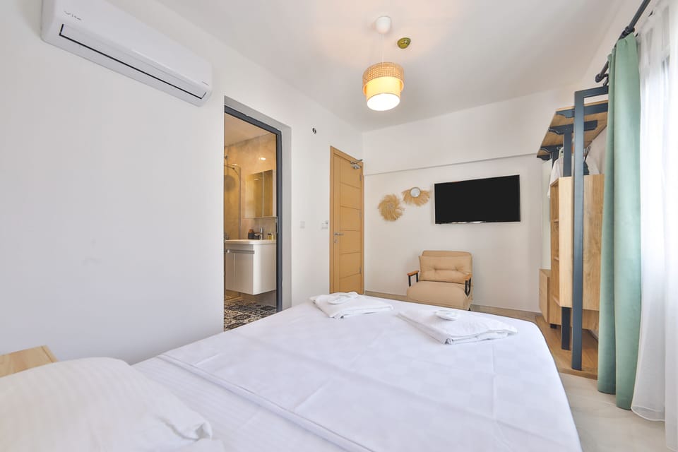 Junior Suite, Terrace | Bathroom | Shower, free toiletries, hair dryer, slippers