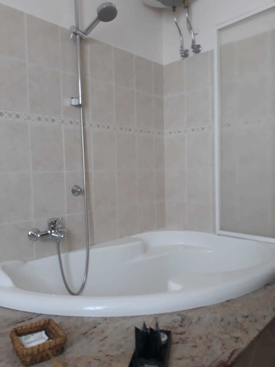 Classic Triple Room | Bathroom | Combined shower/tub, free toiletries, hair dryer, towels