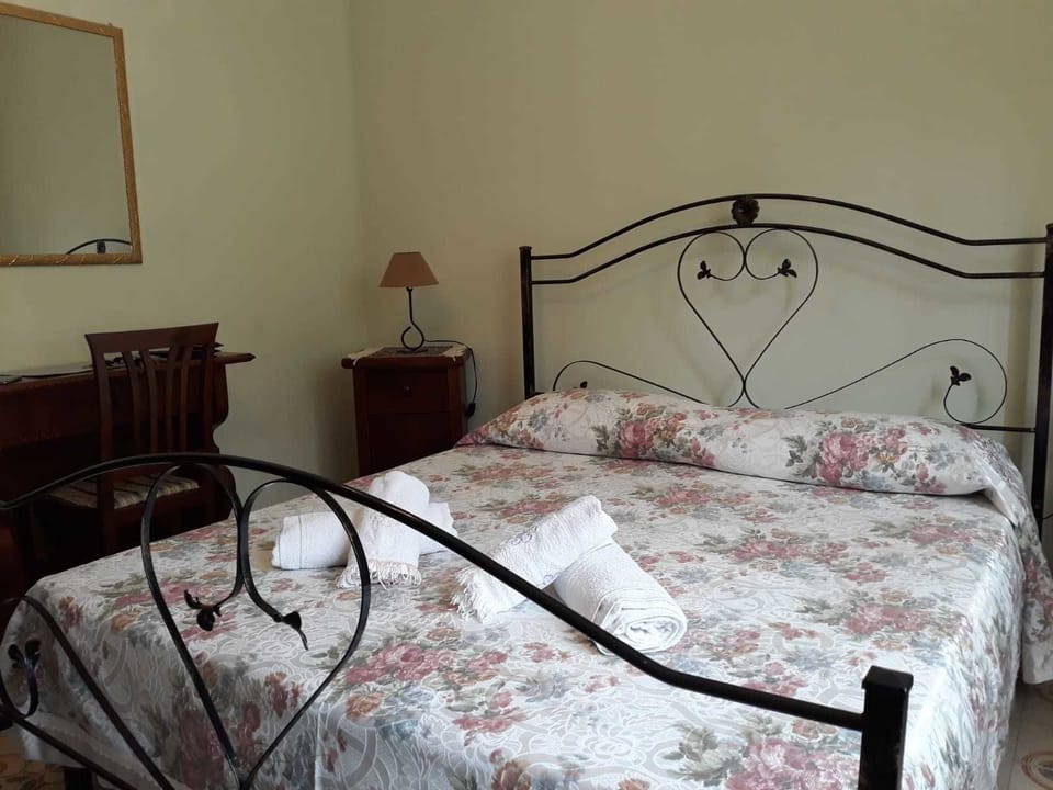 Classic Triple Room | Minibar, in-room safe, desk, iron/ironing board