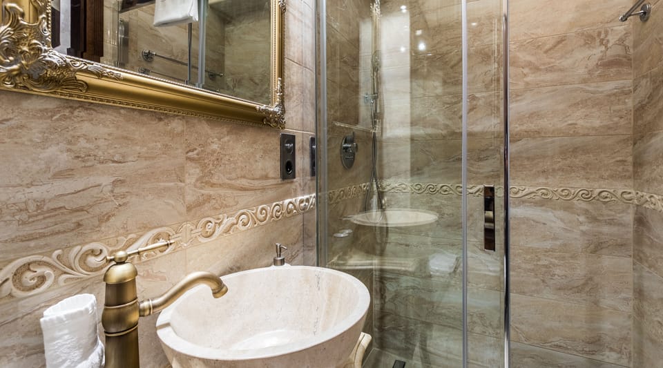 Deluxe Suite, 1 Queen Bed | Bathroom | Shower, hair dryer, towels