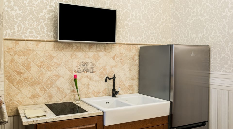 Deluxe Suite, 1 Queen Bed | Private kitchenette | Fridge, microwave, coffee/tea maker