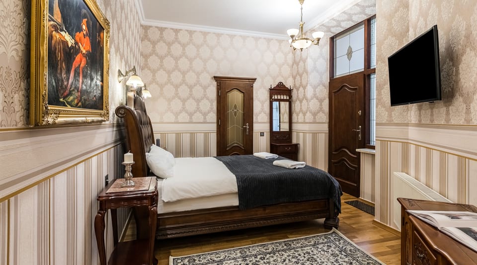 Deluxe Suite, 1 Queen Bed | 1 bedroom, premium bedding, iron/ironing board, free WiFi