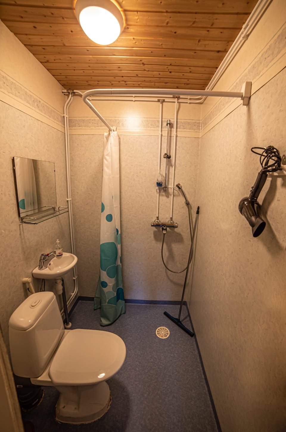 Apartment, 2 Bedrooms, Kitchen | Bathroom amenities | Shower, towels