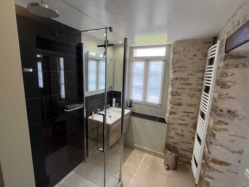 Deluxe Double Room (La Nucerienne) | Bathroom | Deep soaking tub, rainfall showerhead, free toiletries, hair dryer