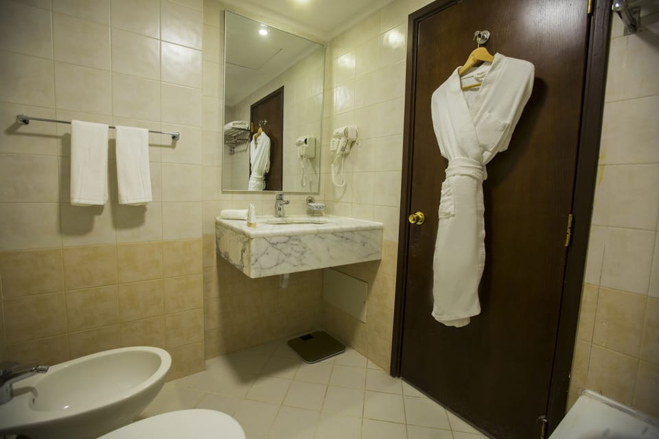 Combined shower/tub, free toiletries, slippers, bidet