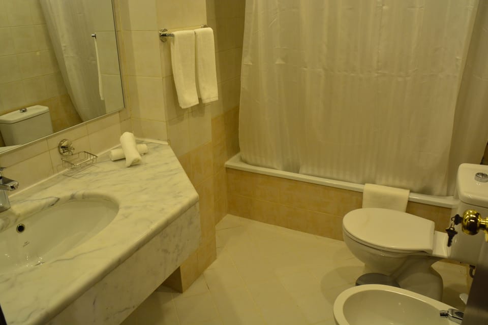 Combined shower/tub, free toiletries, slippers, bidet